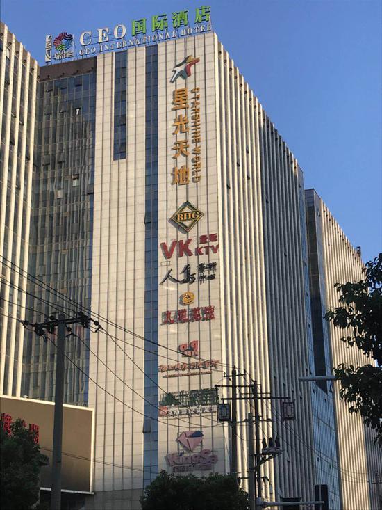 图为独角金融于好车贷办公场所外拍摄