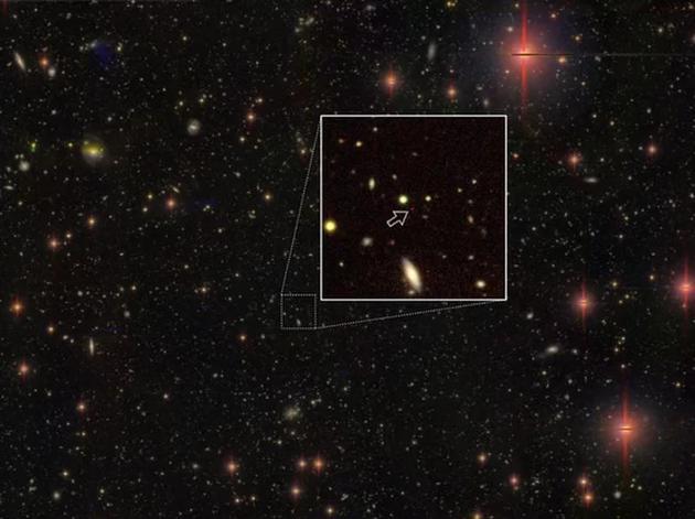 这是迄今发现3颗距离地球最远的类星体之一，这颗类星体环绕着一个超大质量黑洞，距离地球130.5亿光年。