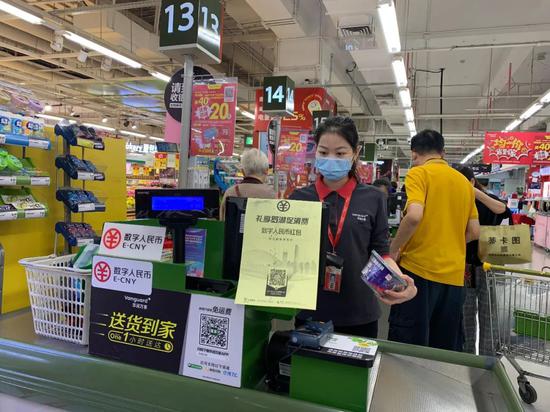 图为深圳罗湖区一家华润万家超市收银台显示可接受数字人民币付款。